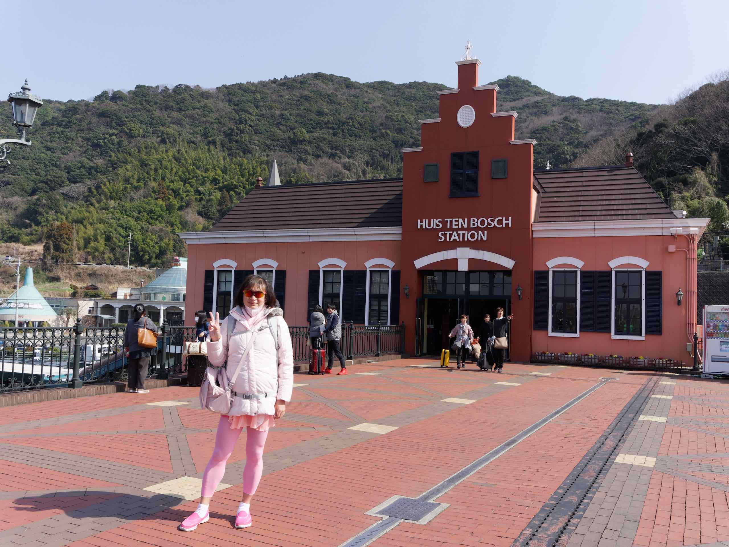 Day 6: Huis Ten Bosch station